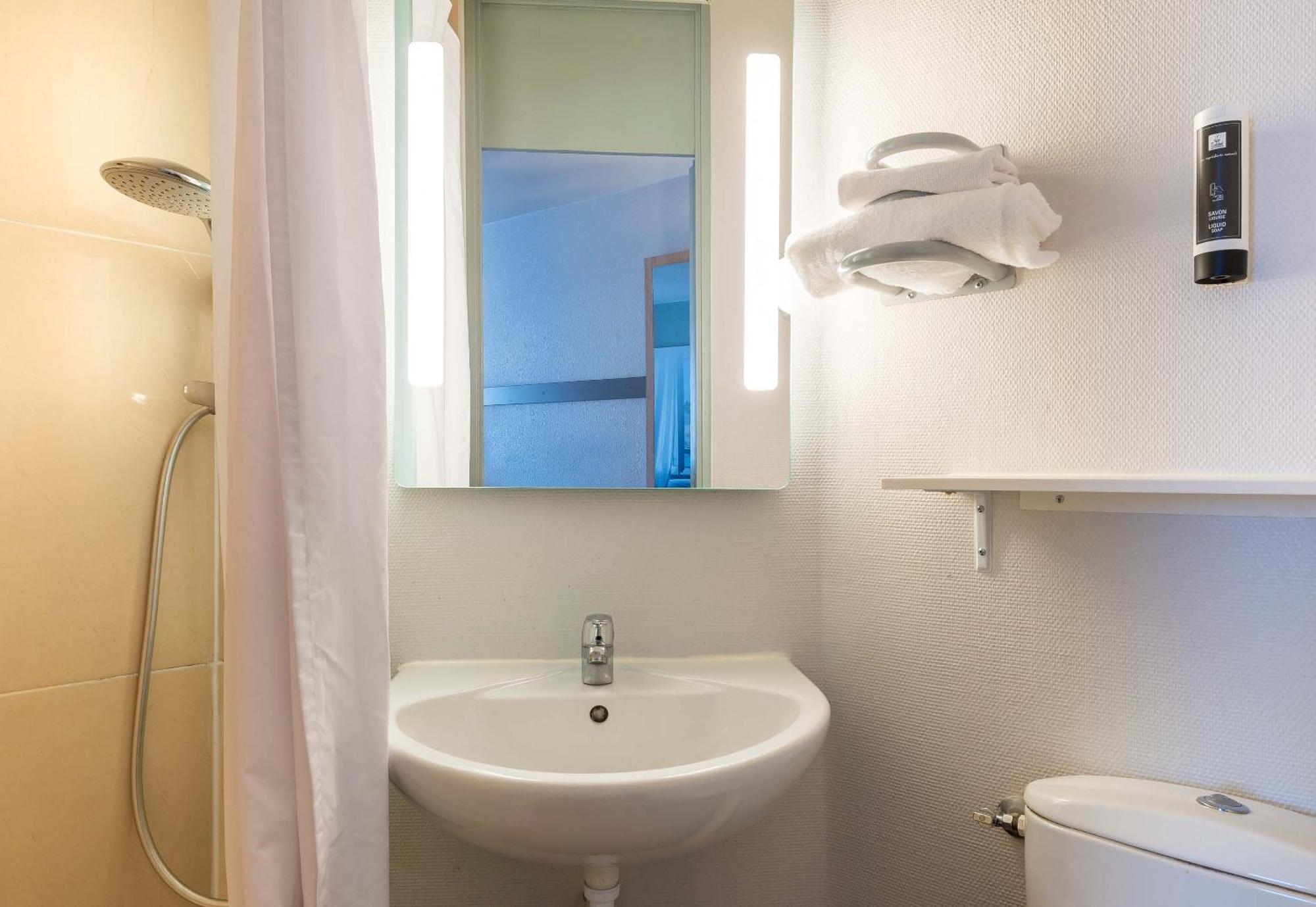 B&B Hotel Angers 2 Universite Beaucouze Bagian luar foto